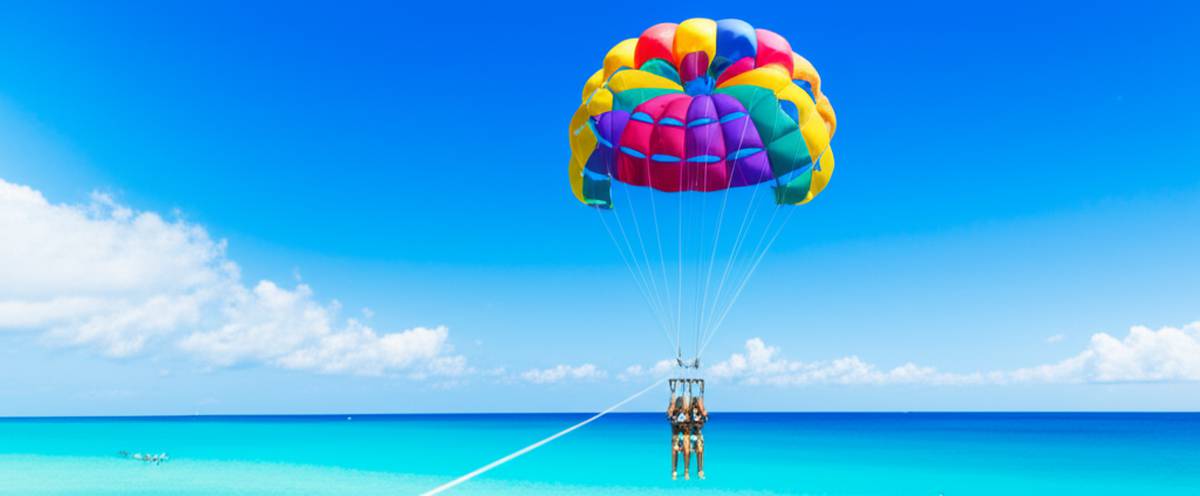 پاراسل (Parasailing): راهنمای جامع و کامل تفریح دریایی